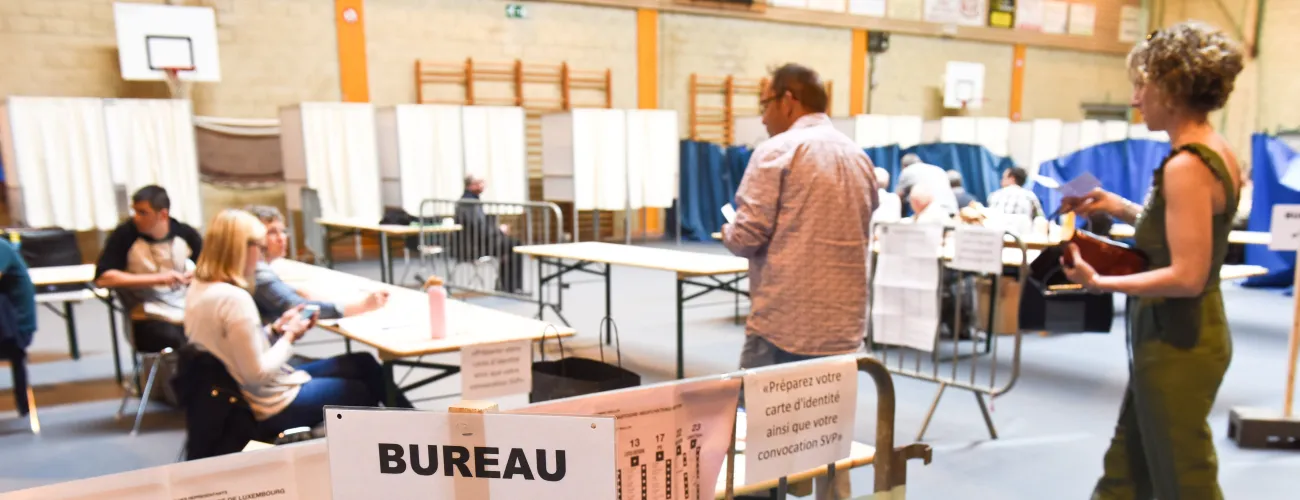 Une personne en situation de handicap va voter