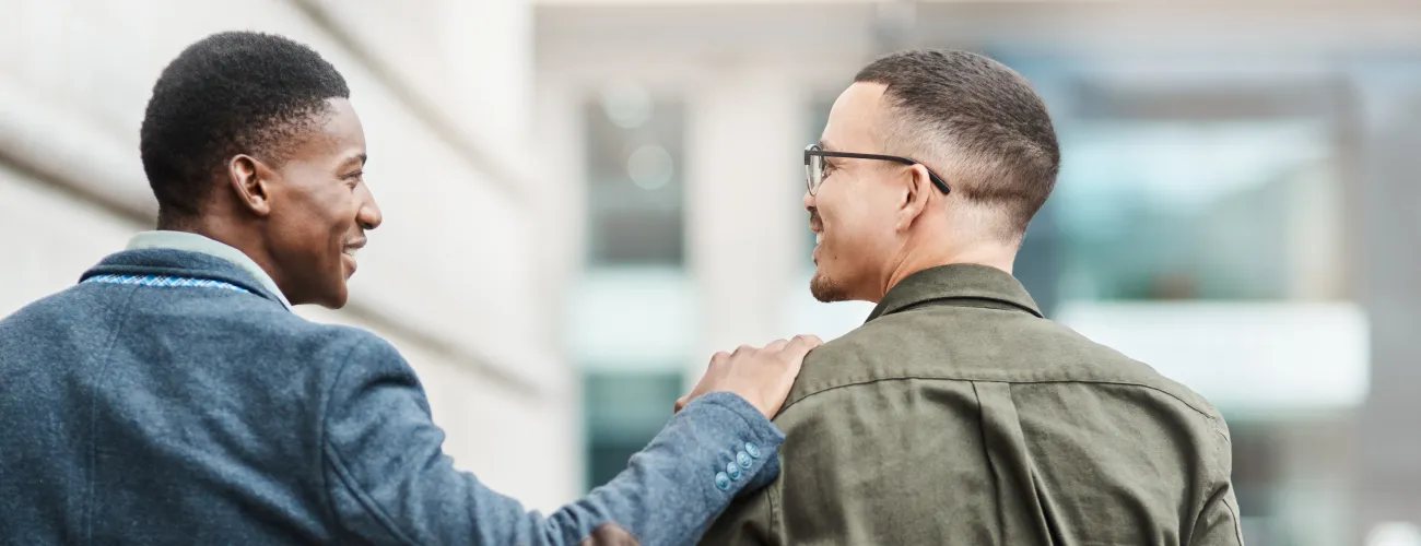 Collègue chaleureux accueille collègue de retour au travail