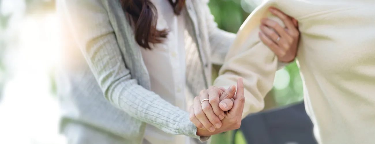 infirmière à domicile soutenant le bras d'un patient