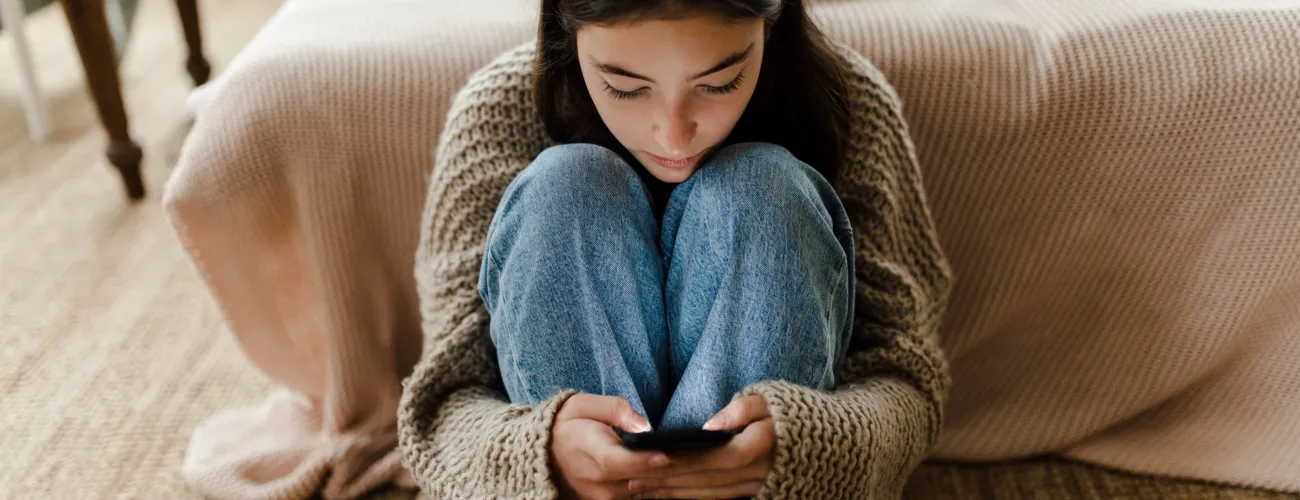 Jeune fille sur son smartphone