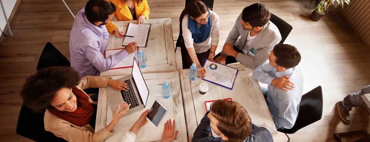 Des collègues sont en réunion autour de tables