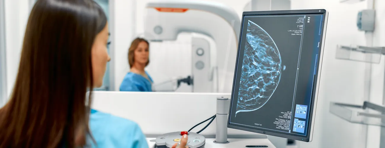 radiologue faisant une echographie