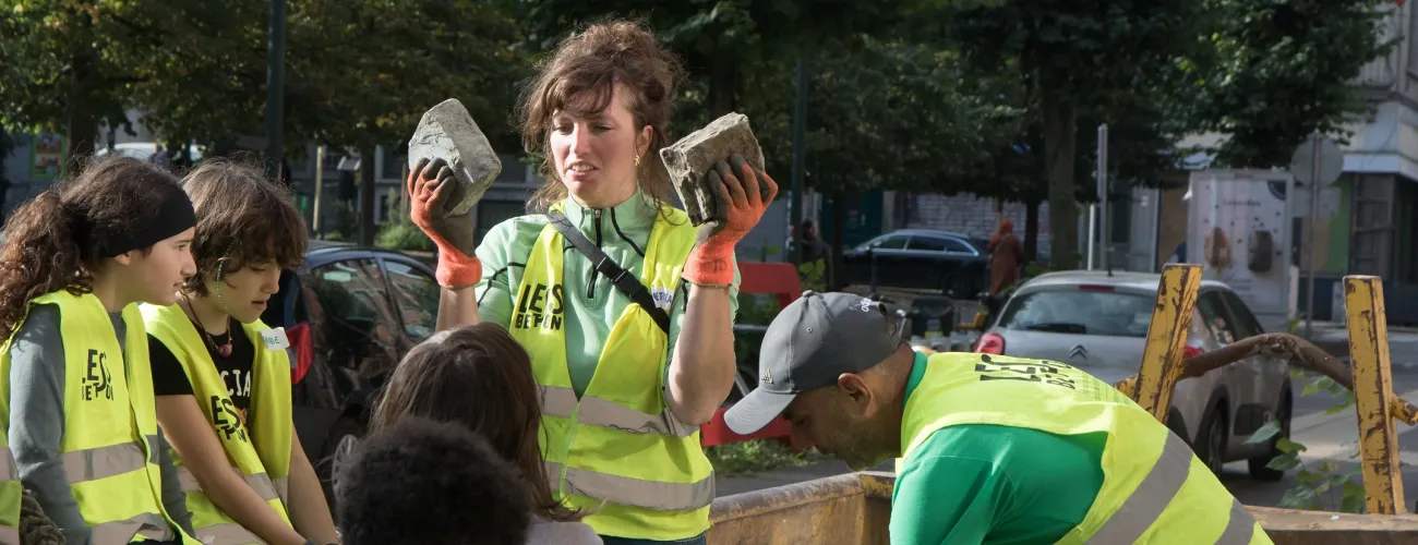 Enfants et adultes végétalisent la ville