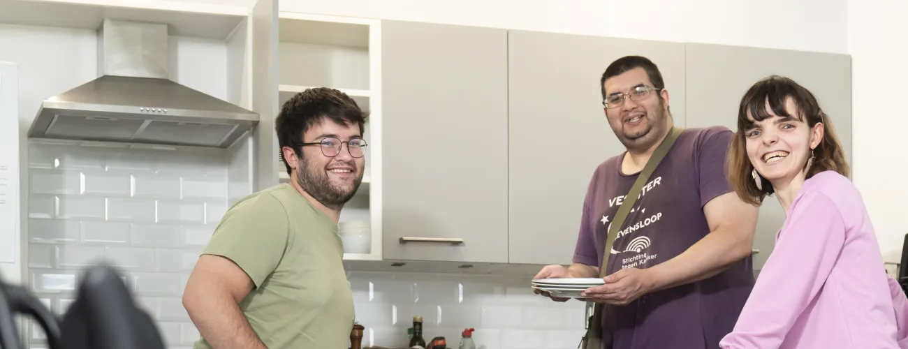 Personnes avec handicap préparent le repas dans leur colocation