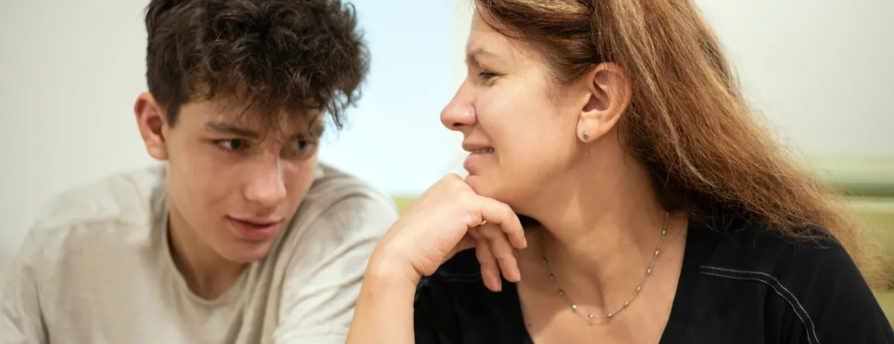 une maman dialogue avec son fils