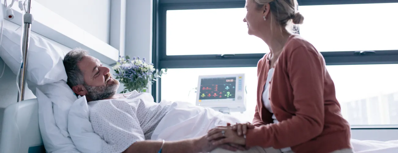 homme et femme dans une chambre d'hôpital