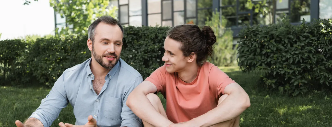 Un père et sa fille ado discutent