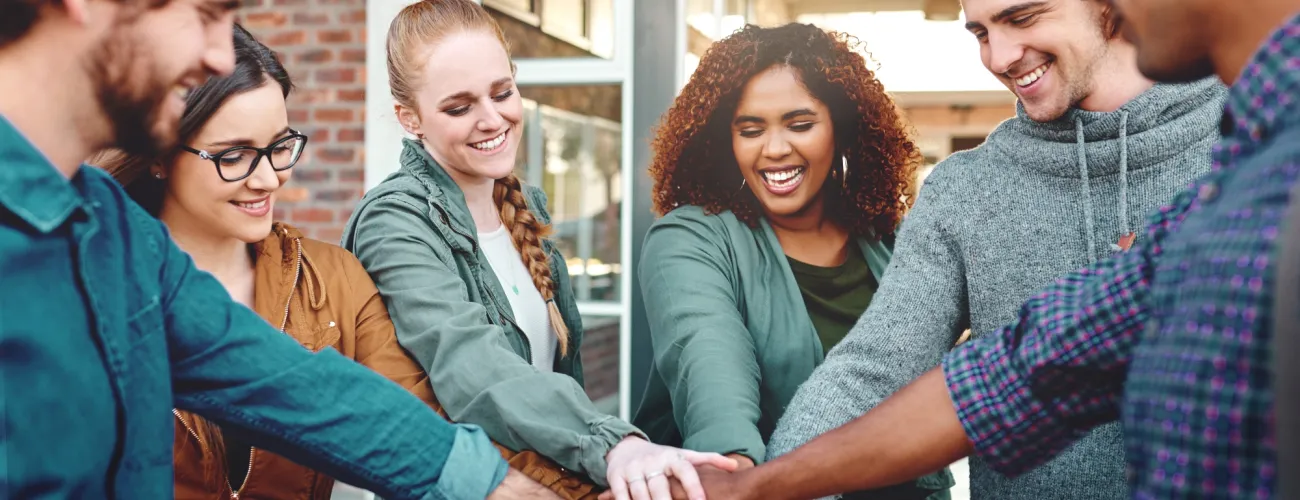 groupe de jeunes joignant les mains en signe de solidarité