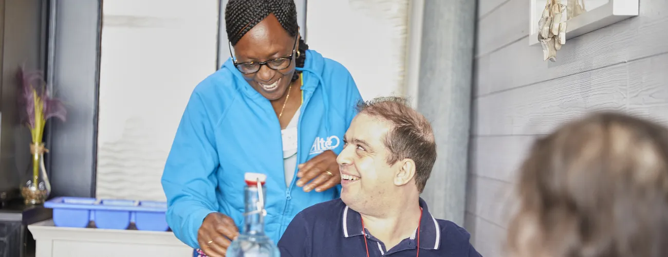 Moments conviviaux entre un volontaire et un participant lors d'un séjour Altéo
