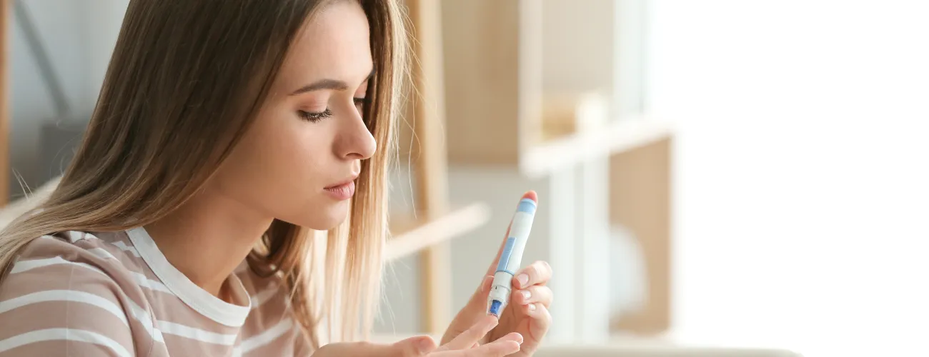 femme diabétique se pique le doigt