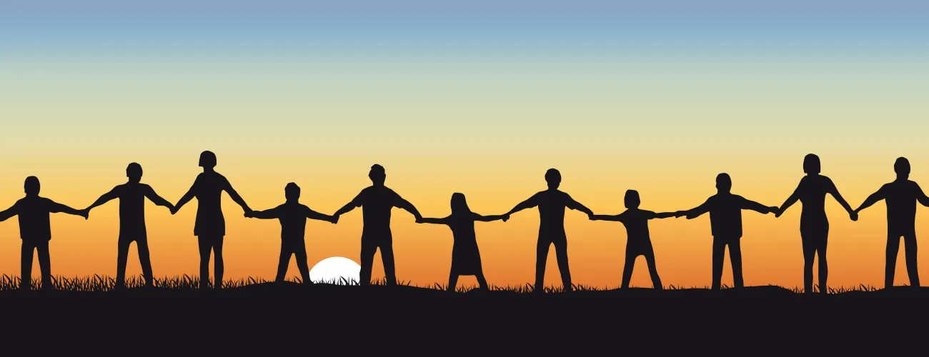 des personnes forment un chaine au coucher du soleil