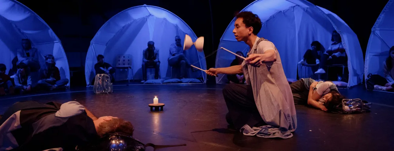 Les acteurs du spectacle Douce révolution.Un fait du diabolo, les autres sont couchés.