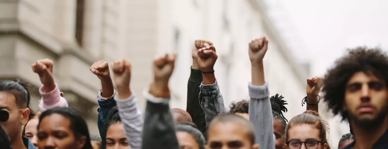 groupe de manifestant défendant leurs droits sociaux