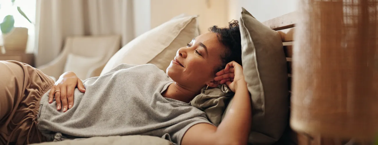 Une femme dans son lit se rappelle son rêve de la nuit