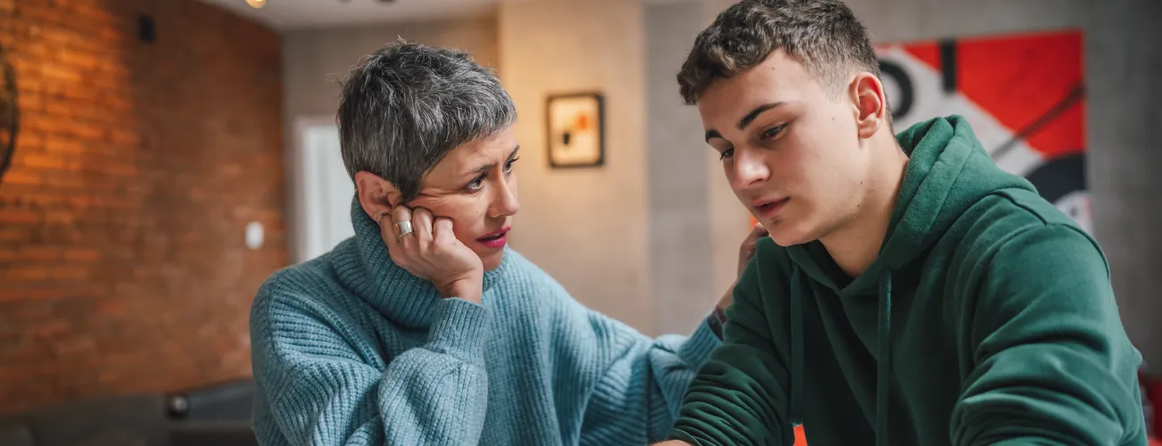 Une maman discute avec son ado harcelé