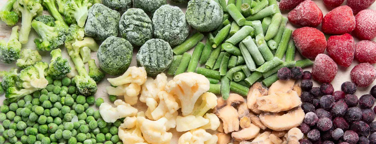 des fruits et légumes congelés alignés