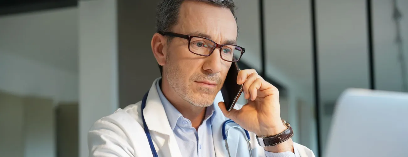 Un médecin donne une consultation par téléphone qui n'est plus remboursée