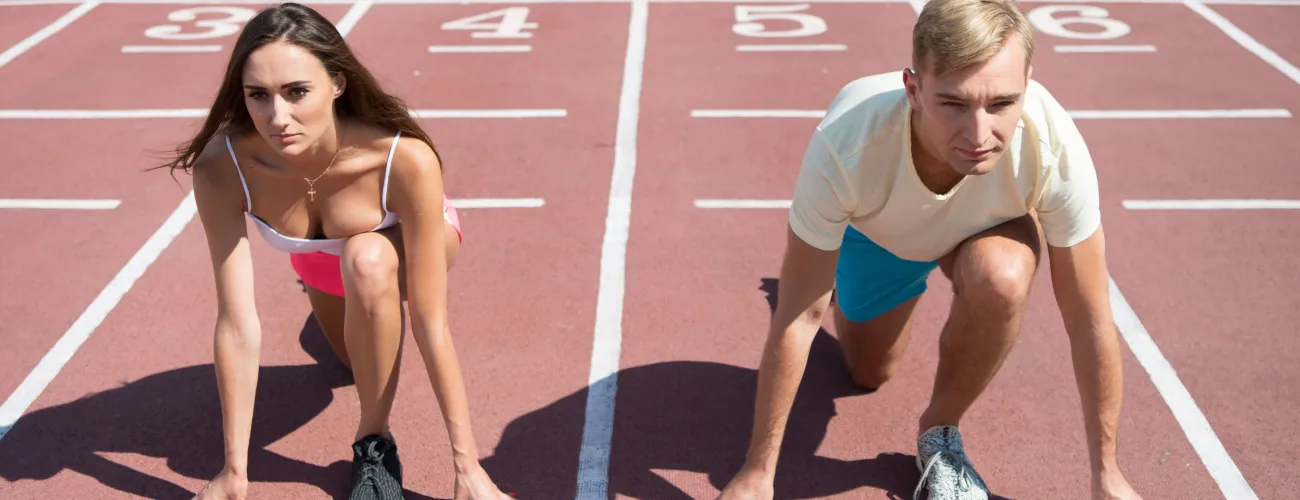 Une femme et un homme sur la ligne de départ