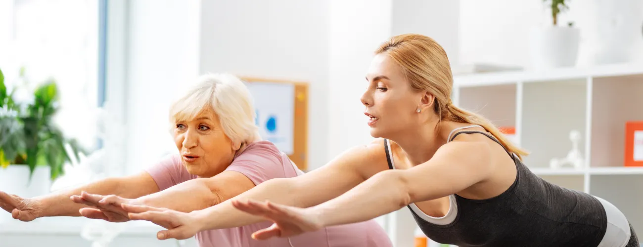 Une dame avec une maladie chronique fait de l'activité physique adaptée