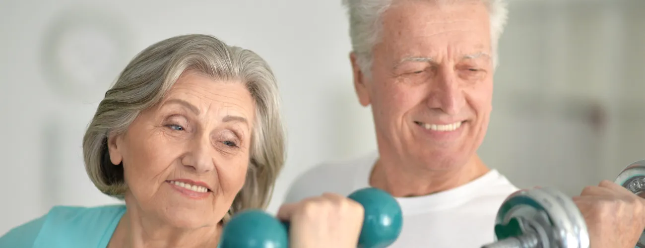 homme et femme font de la musculation