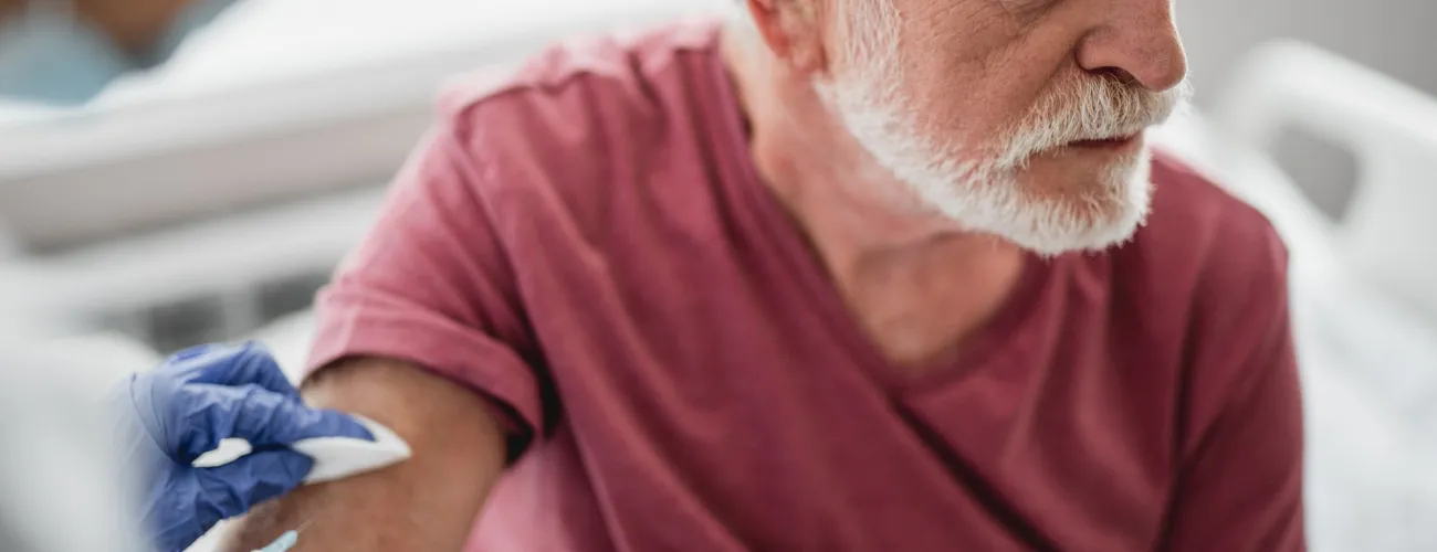 Un homme âgé se fait vacciner.