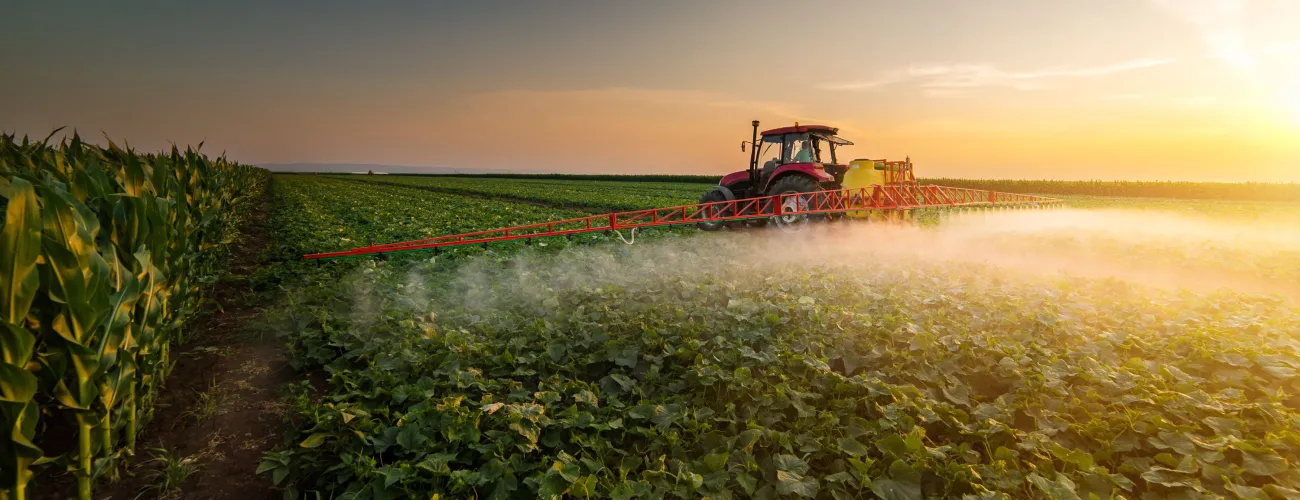 tracteur répandant des pesticides
