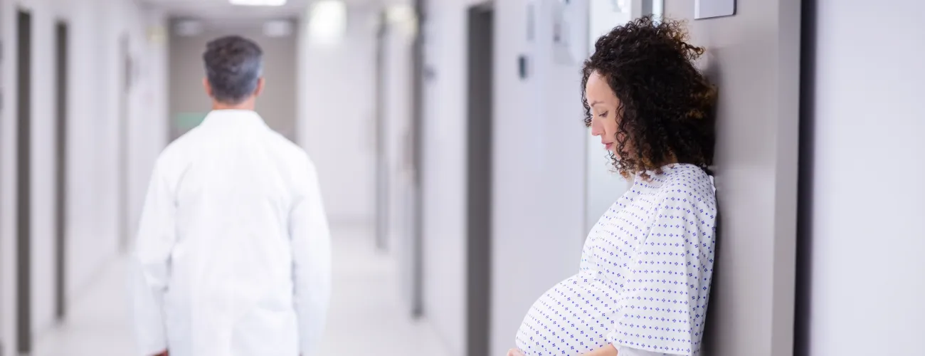 une femme enceinte dans un couloir d'hopital