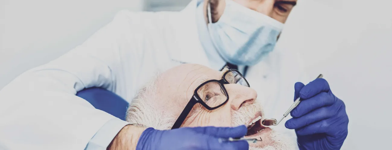 Un senior soigné par un dentiste