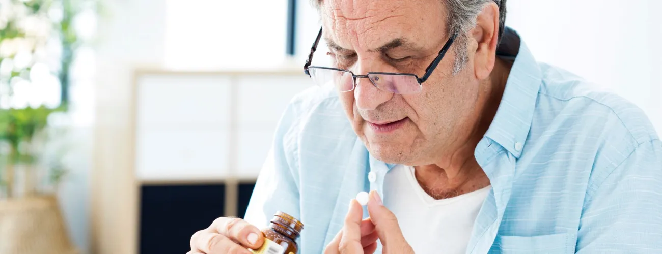 un homme prend une gelule qui a un effet placebo