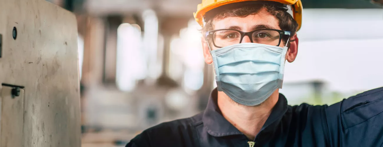 Travailleur portant un masque de protection contre les poussières