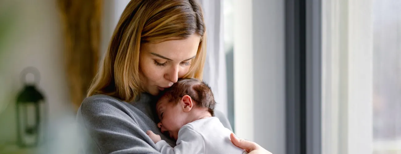 Une maman ressent des injonctions sociales pour prendre soin de son bébé