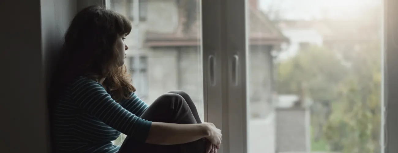 Une femme semble déprimée.