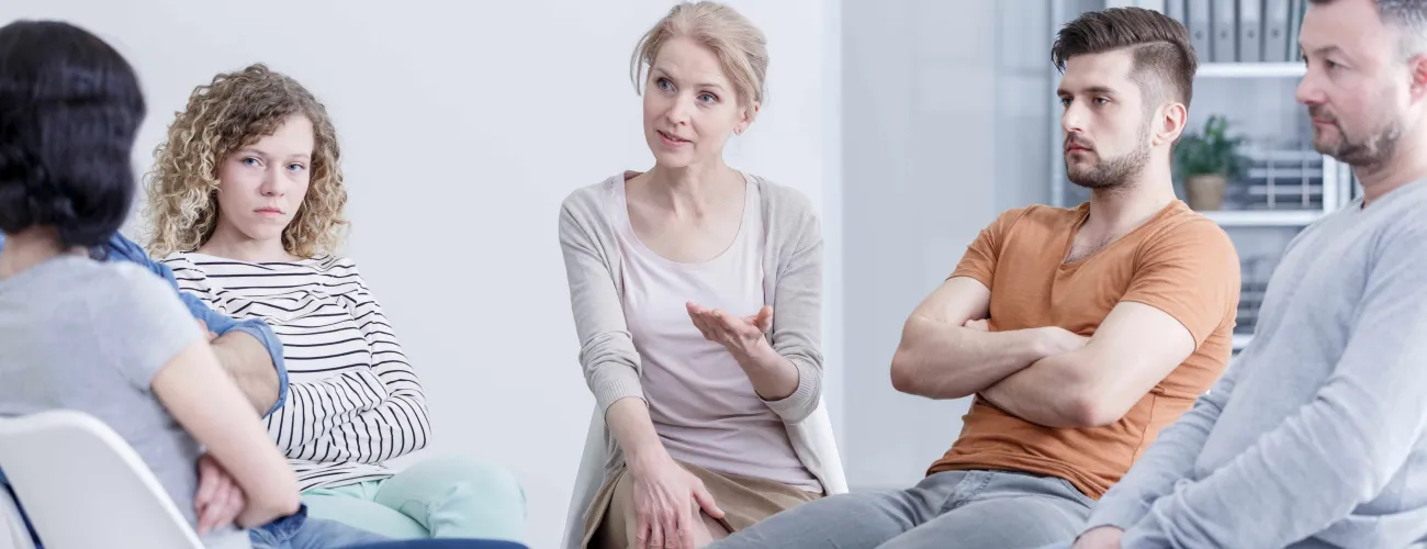 des membres d'une famille assis avec un médiateur