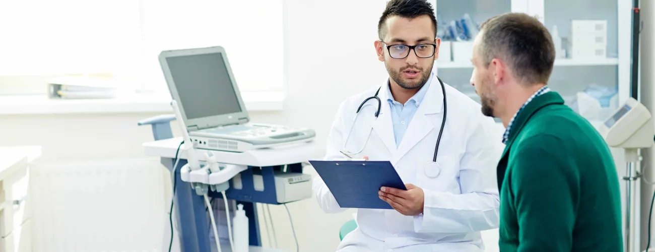 Un médecin montre les résultats d'examens à un monsieur
