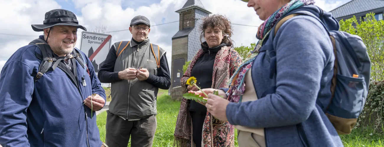 les patients de la maison médicale de Sprimont font une balade avec une guide nature