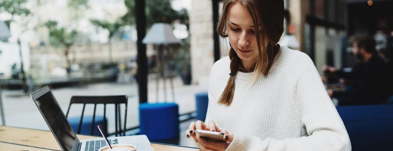 Photo montrant une jeune femme en train de lire sur son smartphone