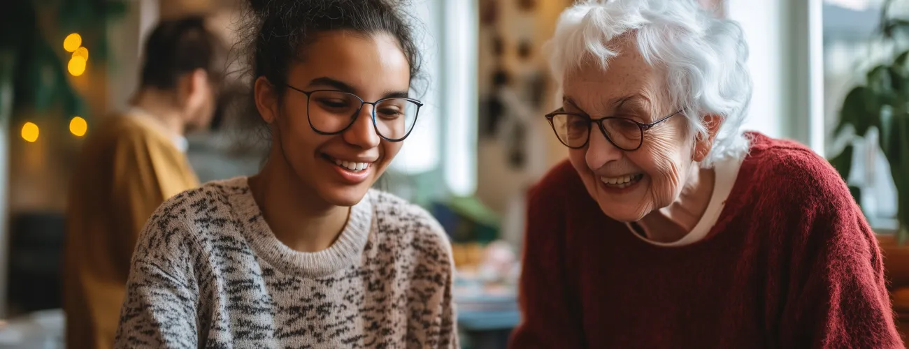 une jeune fille aide une senior