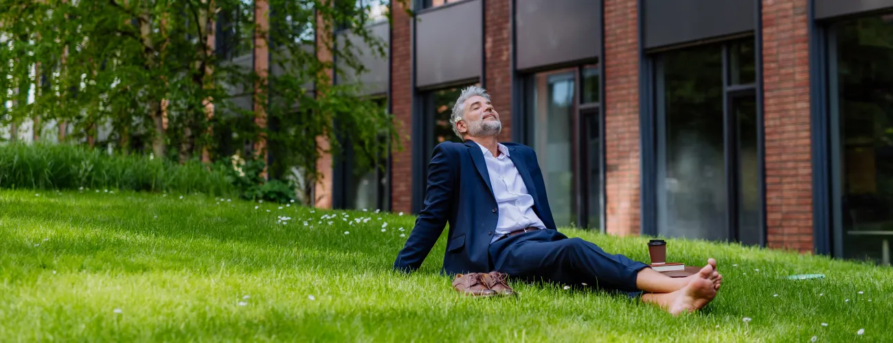un homme se repose dans l'herbe