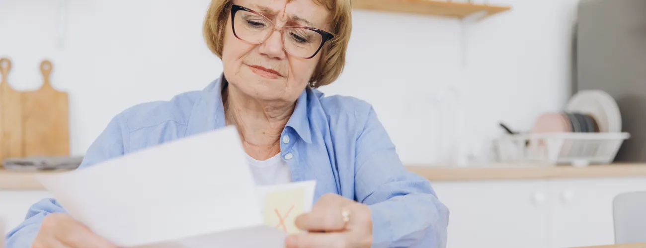 une femme lit attentivement une lettre