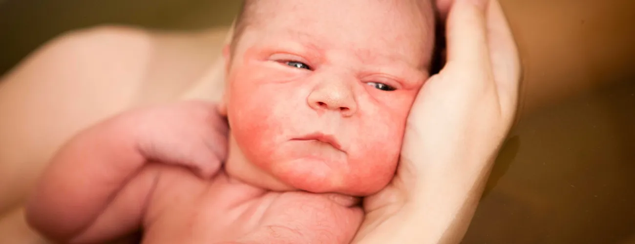 Photo montrant un nouveau-né tenu par sa mère