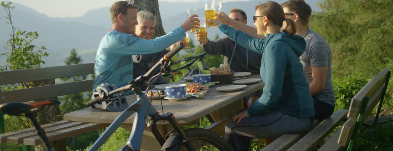 des amis boivent une bière