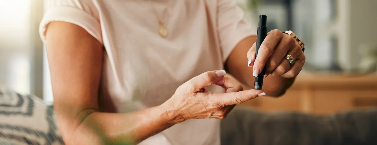 une femme prend son taux d'insuline