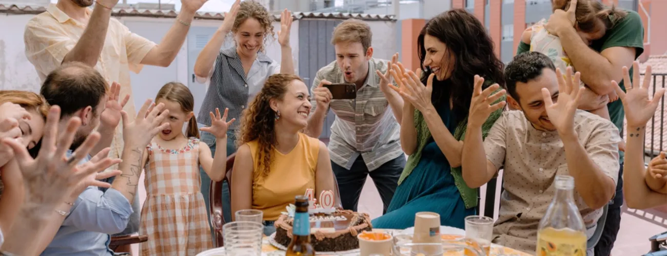 scène de famille à table 