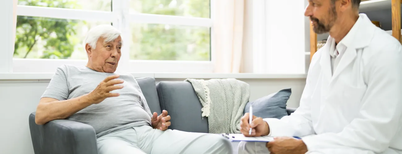 Un vieil homme parle avec son médecin