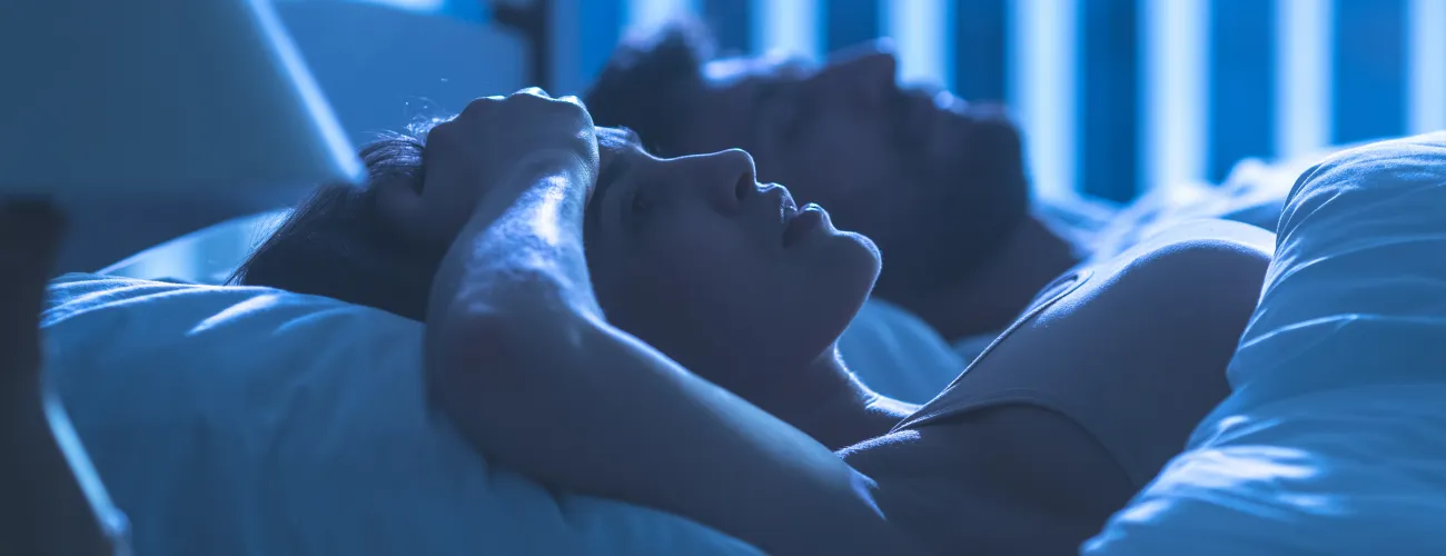 une femme n'arrive pas à dormir