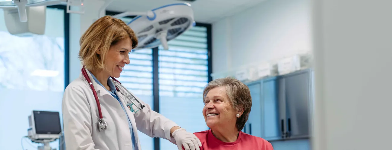 une femme se fait vacciner