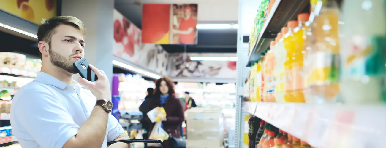 Un consommateur perdu devant le rayon boisson