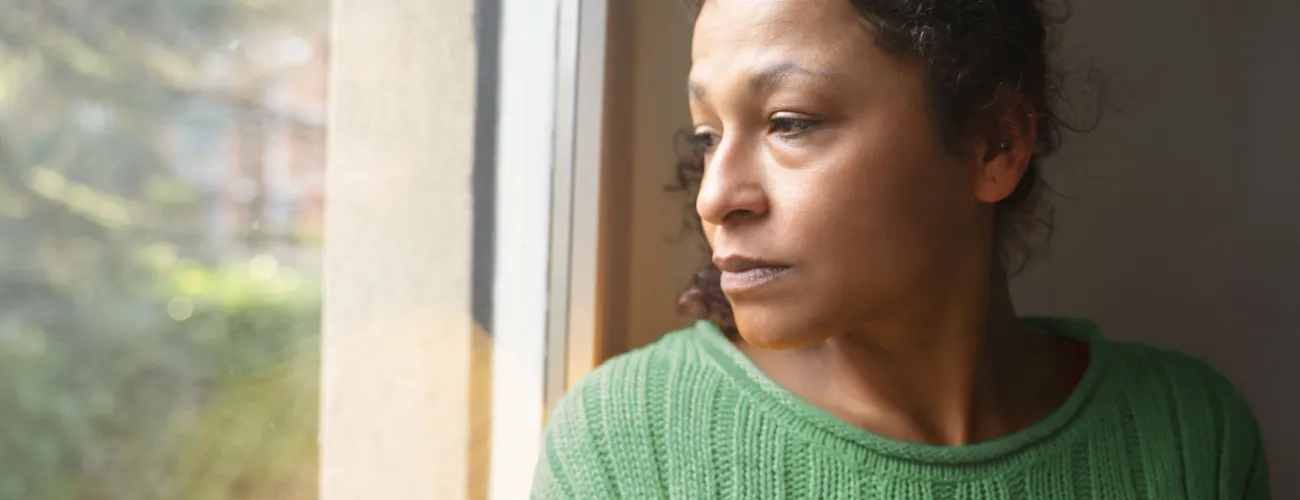 femme regardant à la fenêtre