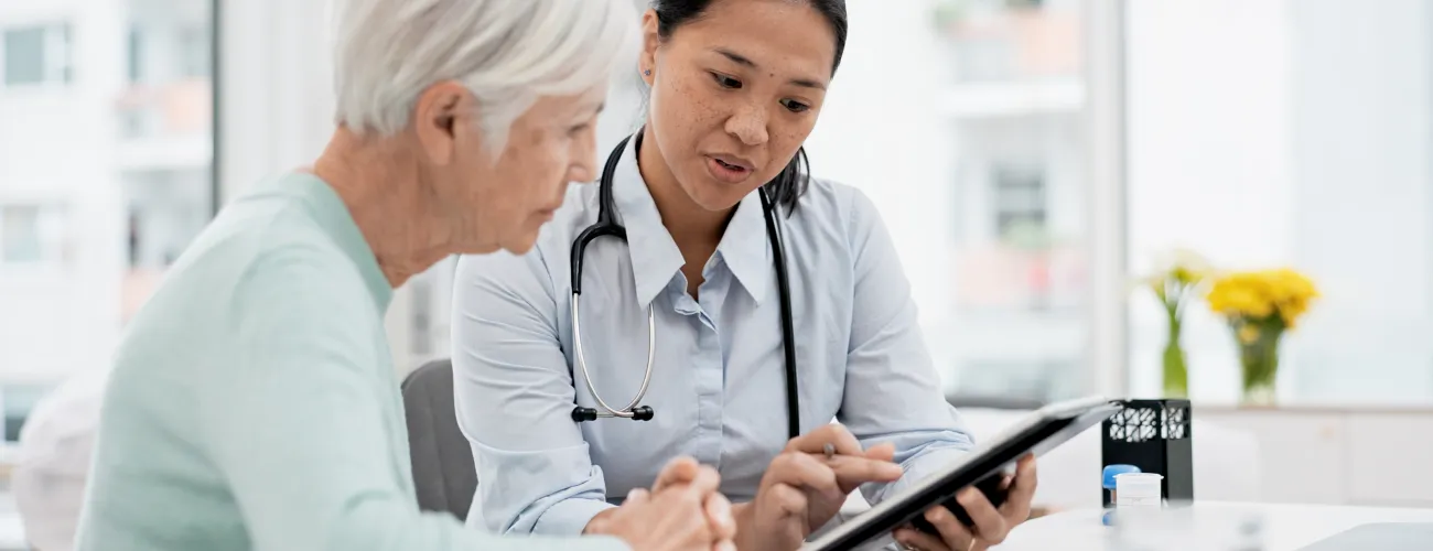 un médecin s'adresse à une dame agée
