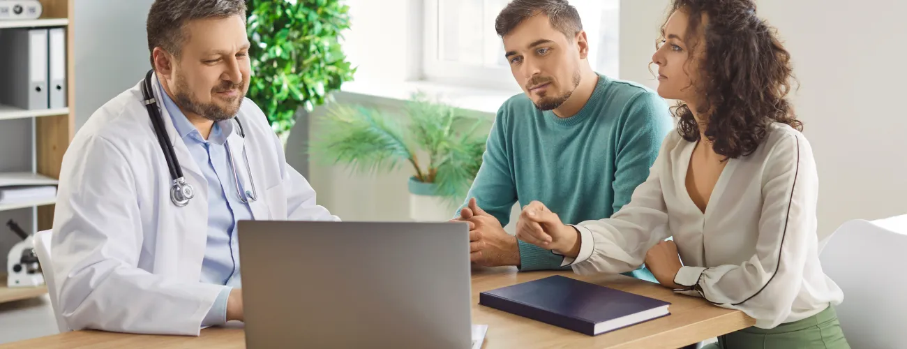 un medecin parle avec un couple